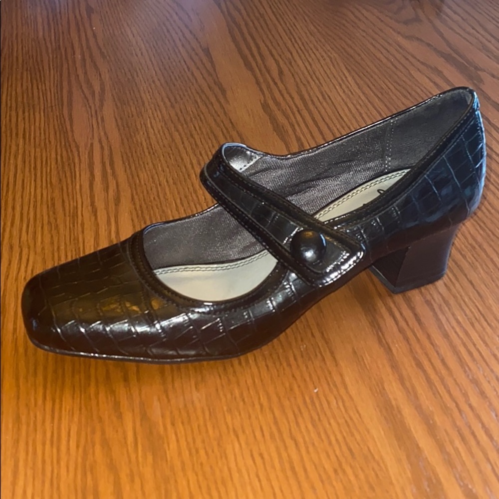 Life stride 1 inch square toe dress shoes